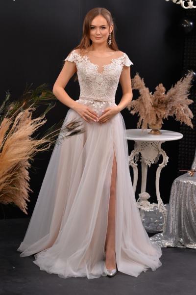 Свадебное платье с высоким разрезом 